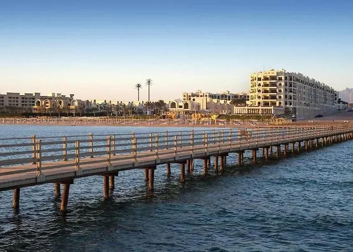 Luxury Beachfront Studio-foreign Nationals Only شقة *